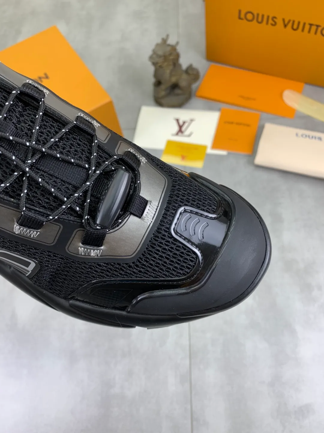 Men's Men's Shoes💰P740 New High Version LV Louis Vuitton L Jialu Brand Runner Tatic Series Thick Sole Casual Sports Shoes Running Shoes Original Purchase Development Production This LV Runner Tatic sports shoe combines technical materials such as mesh fabric and ribbons to interpret the inspiration of traditional mountaineering shoes. LV letters are written on one side, the lariat buckle of the quick lacing system is embellished with Monogram flowers and Louis Vuitton logos, and the light and wear-resistant rubber outsole completes the whole package. The delivery counter is beautifully packaged🛍📦 ▪️Fabrics: Original imported custom technical fabric + mesh ▪️Inner lining: Original customized breathable mesh ▪️Sole: Original open-molded anti-slip rubber combination material ▪️Sole thickness: 4CM ▪️Size: Men's 39-44 (38 45 (customized)